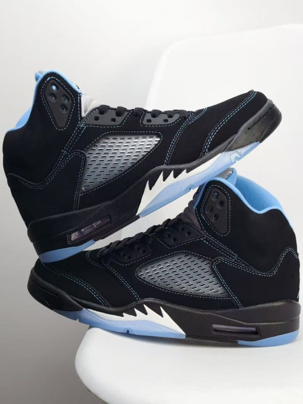 Jordan 5 Retro Black University Blue 2026
